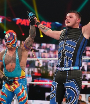 Rey Mysterio junto a su hijo Dominic en la WWE (Cortesía WWE)