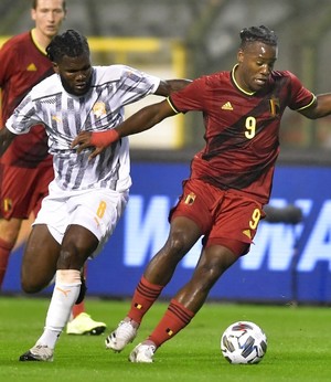 Michy Bastshuayi y Franck Kessie (AFP)