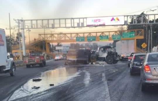 Aún continúan cerrados al menos dos carriles de esta vialidad.