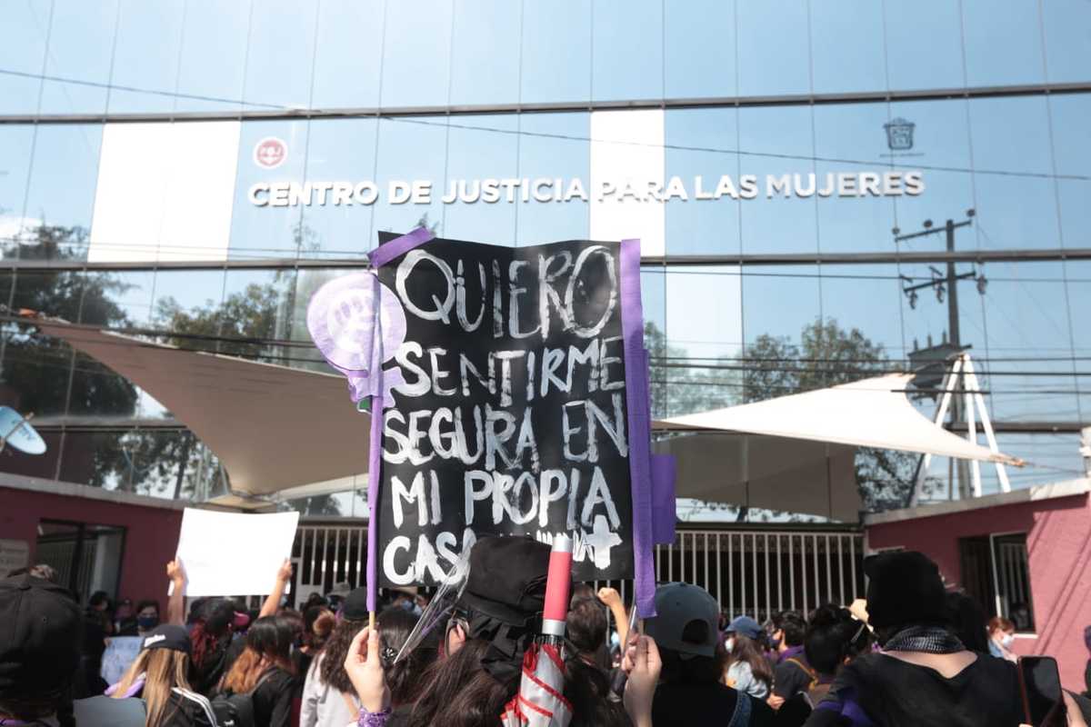 Mujeres de Toluca protestan por feminicidios.