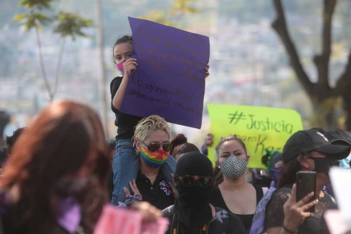 Mujeres de Toluca protestan por feminicidios.