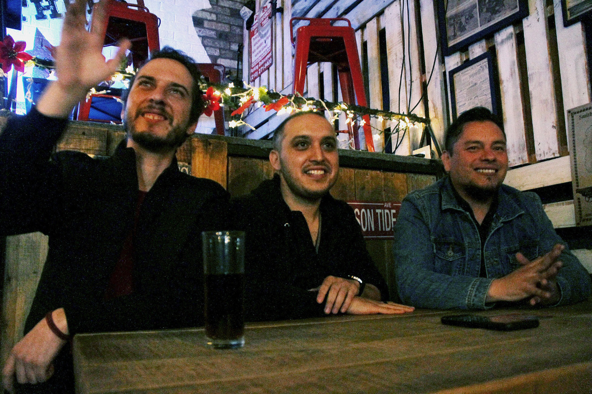 Deberán darse a conocer en un contexto en el que no pueden tocar en vivo.