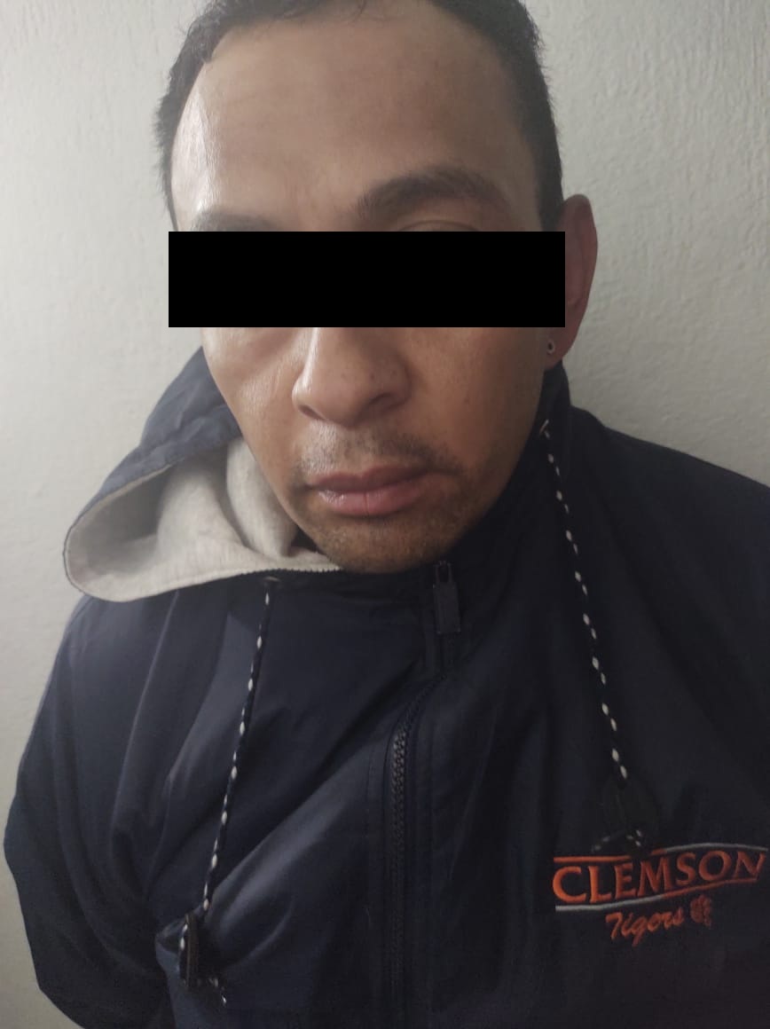 Les aseguraron una réplica de pistola escuadra, un teléfono celular y las dos camionetas Urvan color blanco.