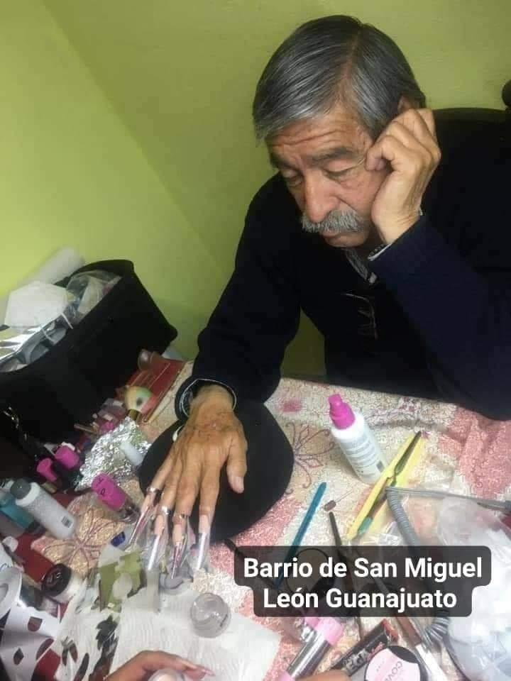 ¡Nadie la quiso ayudar! Hombre se presta para modelo de uñas en examen final de su hija