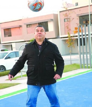 Mientras domina el balón, Ramiro González señala que arma retas con sus hijas. Leonel Rocha