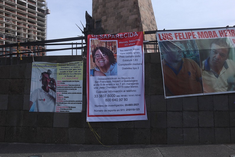 Colocan pancarta de Wendy Sánchez en la Glorieta de los Niños Héroes (Fernando Carranza)