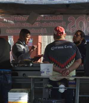 Algunos negocios no respetan las medidas de sanidad. (Omar Franco)
