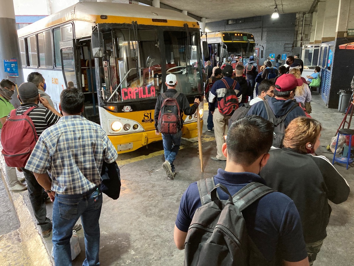 Relajan medidas sanitarias en la Central Vieja de Guadalajara. (Fernando Carranza)