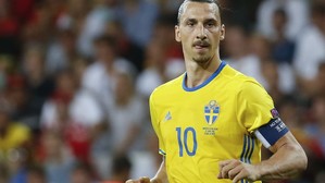 Zlatan Ibrahimovic durante un juego con Suecia (Reuters)