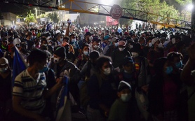 Los migrantes hondureños rompieron el cerco en Guatemala este viernes por la noche. (AFP)