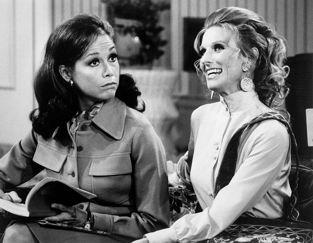 Cloris Leachman (derecha) como Phyllis Lindtrom en "The Mary Tyler Moore Show", Foto: Bettmann/GettyImages