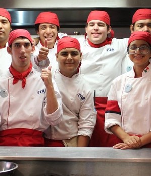 Grupo de chefs graduados de ConCrea - Carreras para jóvenes con discapacidad. Foto: Especial