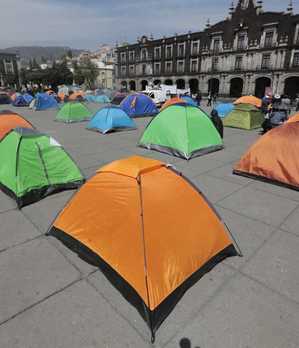 Dicen que al menos 200 maestros de cuatro organizaciones están inconformes. (Tania Contreras)