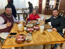 Karina Martínez junto a Roberto Escamilla y Miguel Ángel Dávila Treviño. Foto: Especial.