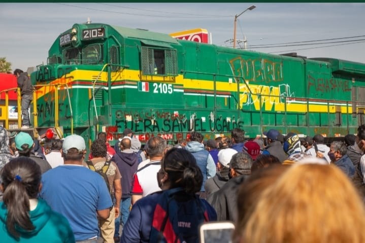 Los manifestantes rompieron candados y vidrios para poder ingresar a los inmuebles del tricolor. (Especial)