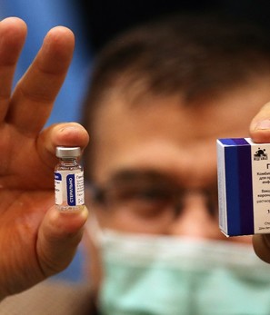 La vacuna Sputnik V ya empezó a se distribuida en algunos países del mundo. (AFP)