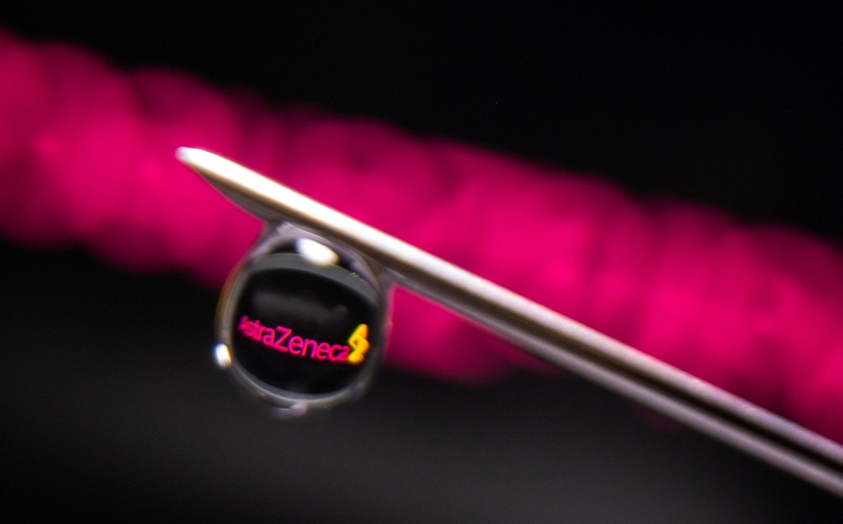 Vacuna AstraZeneca. Revelan posibles causas de co&aacute;gulos y tratamientos