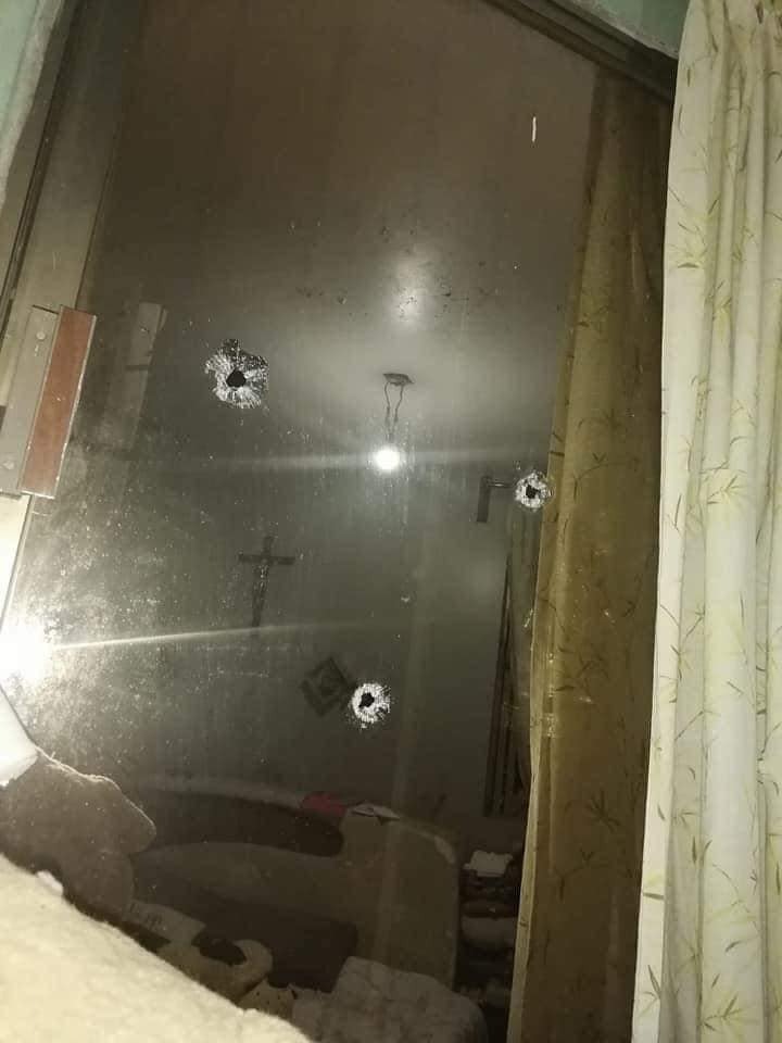 Hallan orificios de bala en casa del candidato