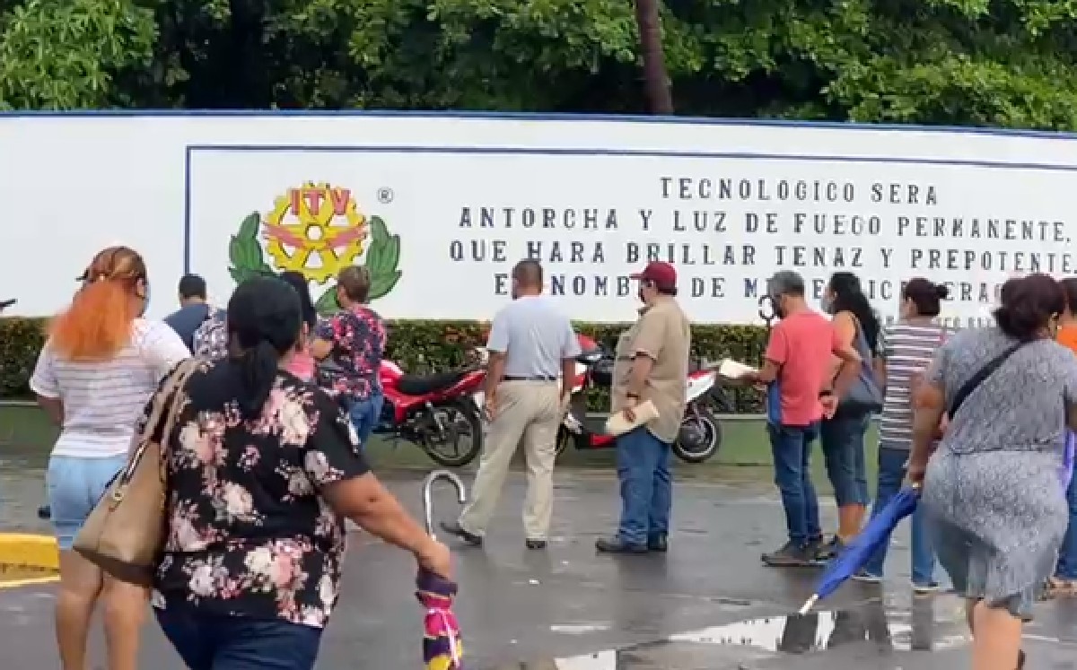 Adultos de 50 a 59 años  esperando su vacuna