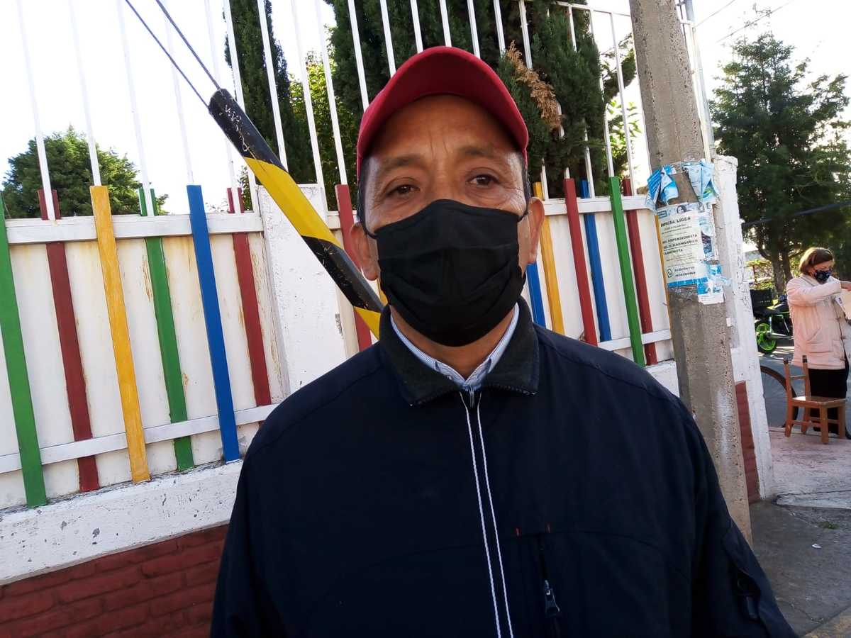 Señor José Luis Santiago recibe vacuna anticovid en Cholula