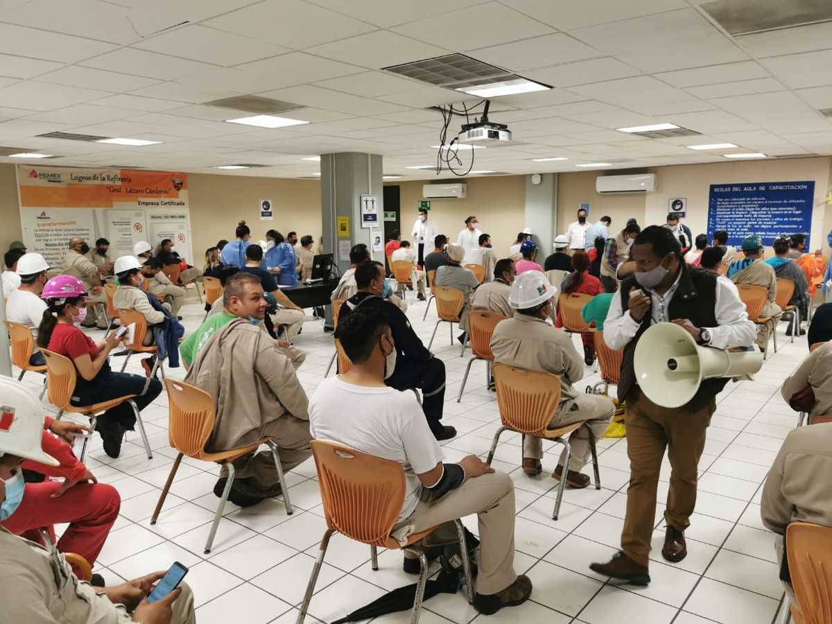 Vacunan a trabajadores petroleros en Veracruz