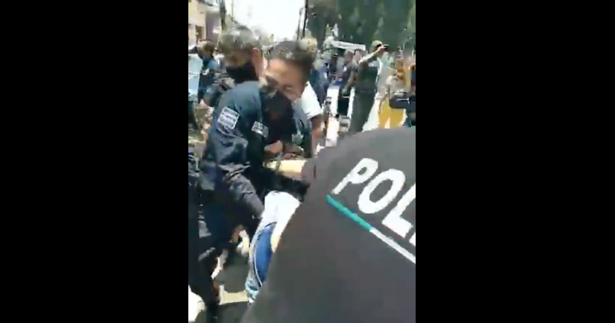 policías