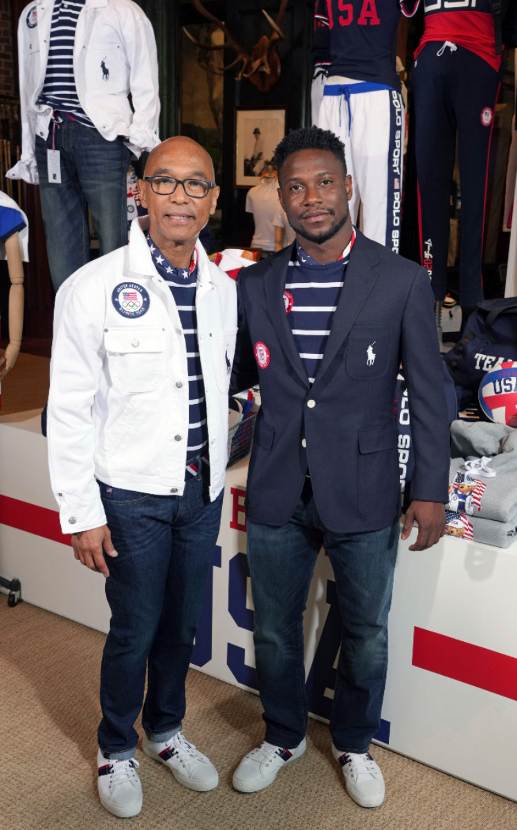 Los medallistas olímpicos en esgrima Peter Westbrook, a la izquierda, y Daryl Homer modelan los uniformes que el equipo estadounidense usará en la ceremonia inaugural de los Juegos Olímpicos de Tokio en la tienda Ralph Lauren SoHo, el miércoles 7 de julio de 2021 en Nueva York. (Foto por Charles Sykes/Invision/AP)