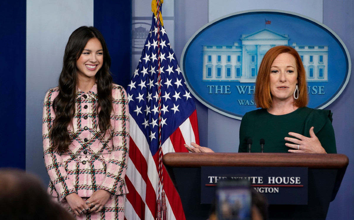 La secretaria de prensa de la Casa Blanca Jen Psaki, a la derecha, presenta a la cantante pop Olivia Rodrigo durante la conferencia de prensa diaria de la Casa Blanca, en Washington, el miércoles 14 de julio de 2021. Rodrigo estaba en la Casa Blaca para filmar un anuncio para promover la vacunación contra el COVID-19 entre los jóvenes. (AP Foto/Susan Walsh)