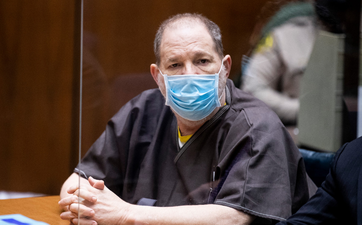 El ex productor de cine Harvey Weinstein escucha en el tribunal durante una audiencia previa al juicio para Weinstein, quien fue extraditado de Nueva York a Los Ángeles para enfrentar cargos relacionados con el sexo en Los Ángeles, California el 29 de julio de 2021. Weinstein está acusado de agredir sexualmente a cinco mujeres en Los Ángeles entre 2004 y 2013, cuando la ex actriz Lauren Young alega que el productor de "Pulp Fiction" la atacó en un hotel de Beverly Hills. ETIENNE LAURENT / PISCINA / AFP