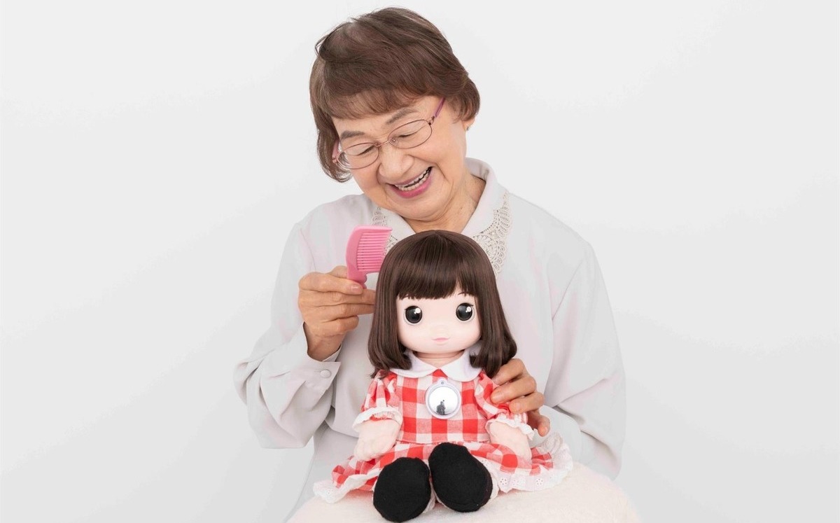 Ami-chan, la muñeca que busca acompañar a adultos mayores