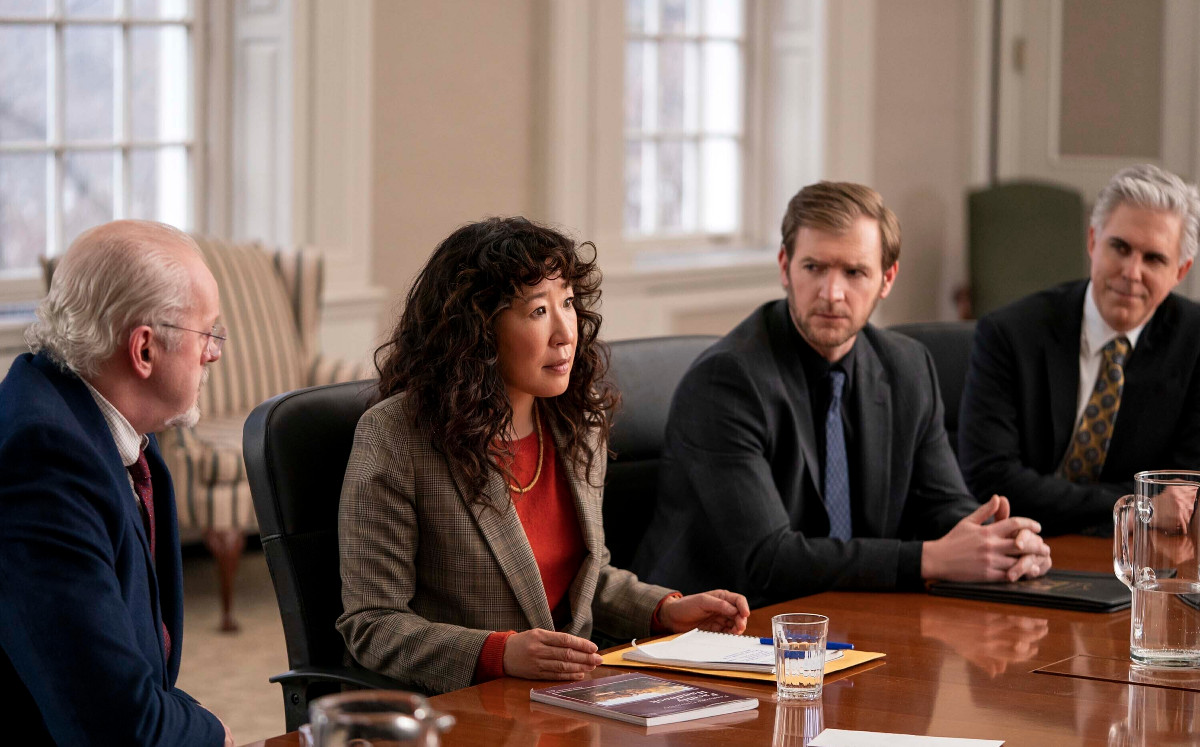 En esta imagen difundida por Netflix, David Morse, Sandra Oh, Cliff Chamberlain e Ian Lithgow, de izquierda a derecha, en una escena de "The Chair". (Eliza Morse/Netflix vía AP)