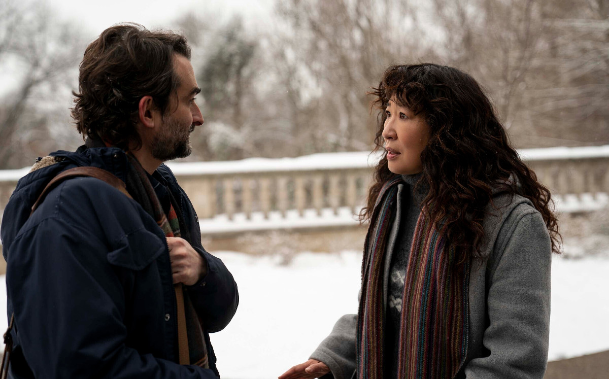 En esta imagen difundida por Netflix, Jay Duplass, a la izquierda, y Sandra Oh en una escena de "The Chair". (Eliza Morse/Netflix vía AP)