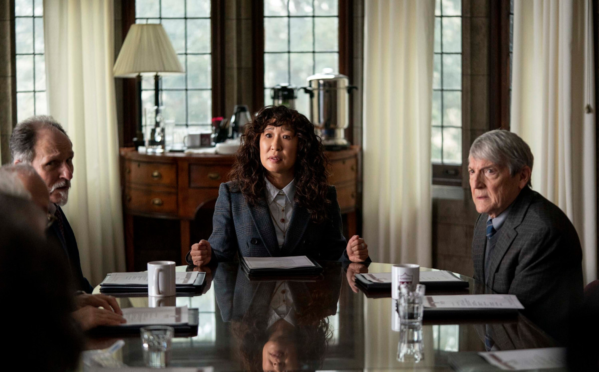 En esta imagen difundida por Netflix, Ken Bolden, Sandra Oh y Mark Philip Stevenson, de izquierda a derecha, en una escena de "The Chair". (Eliza Morse/Netflix vía AP)