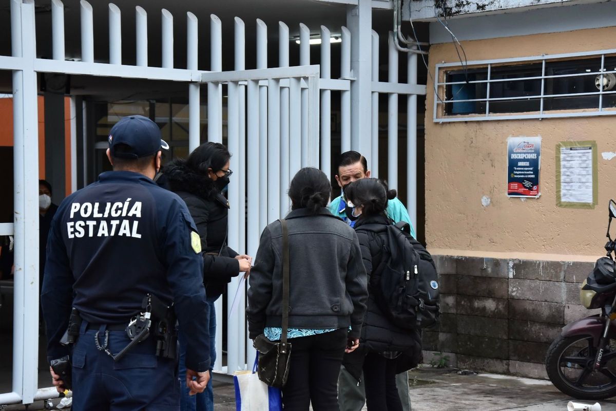 policías
