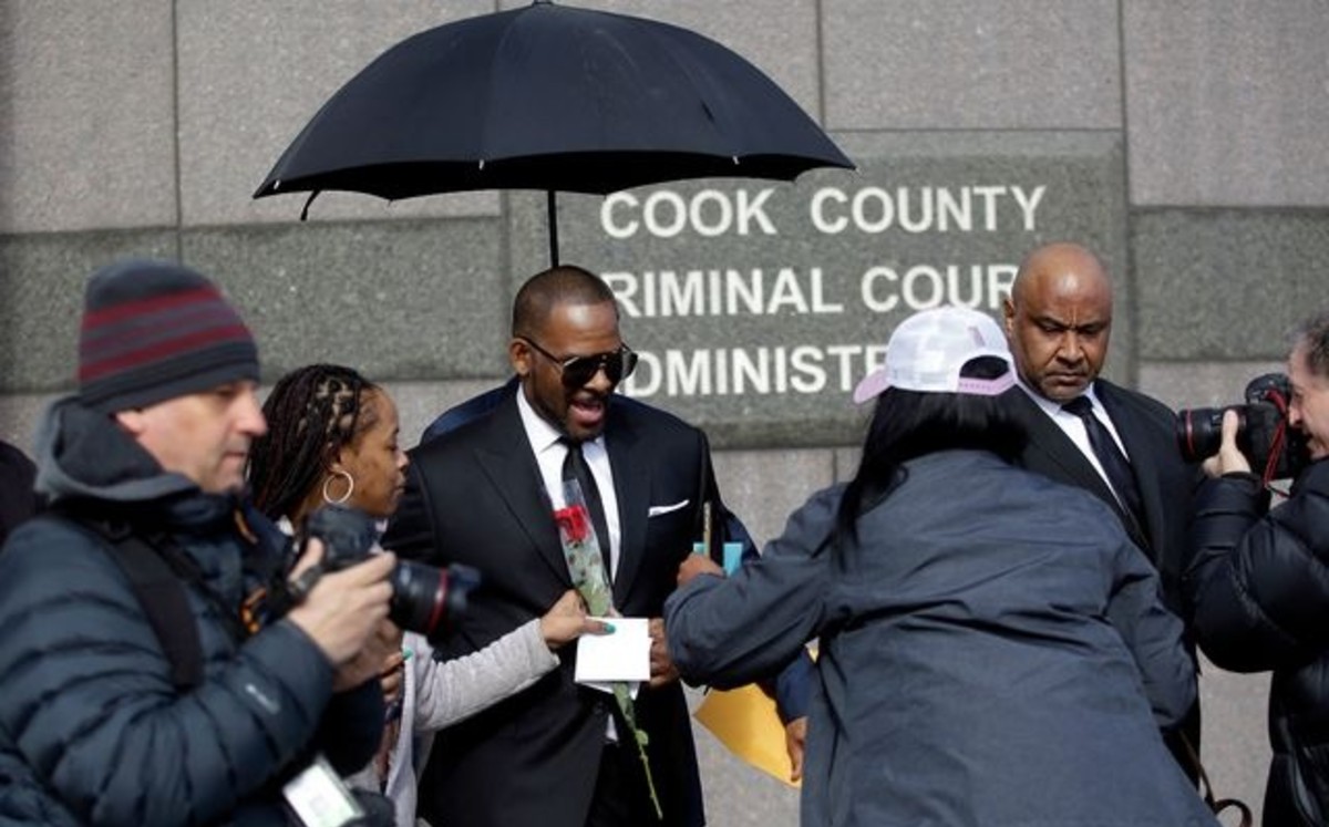 El artista R. Kelly sale de la Corte en Chicago, Illinois, el 22 de marzo de 2021 | Foto: Afp