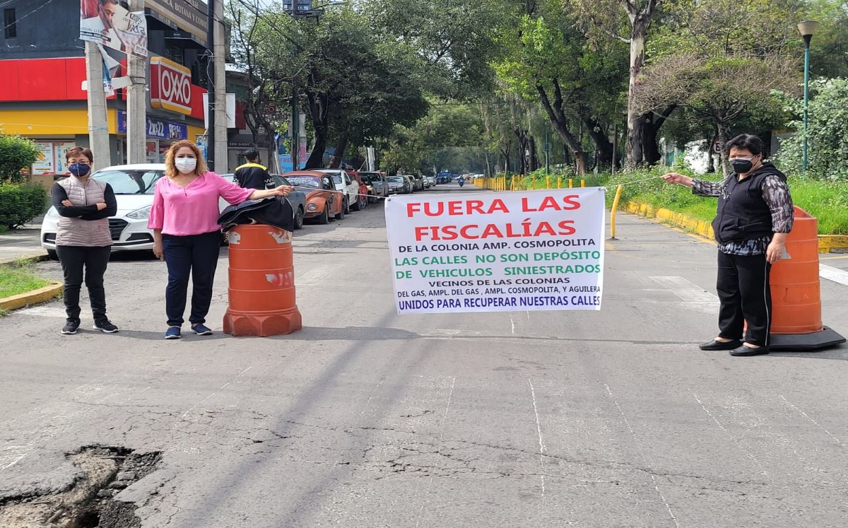 Vecinos de Azcapotzalco denuncian que la fiscalía se apropia de la calle con sus vehículos. Foto: Especial.