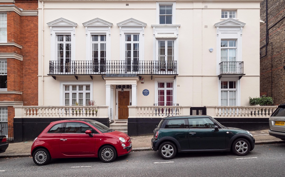 En esta foto proporcionada por English Heritage, la antigua casa en Londres de Jim Henson, el difunto creador estadounidense de los Muppets, homenajeado el martes 7 de septiembre de 2021 con una placa azul. (English Heritage vía AP)