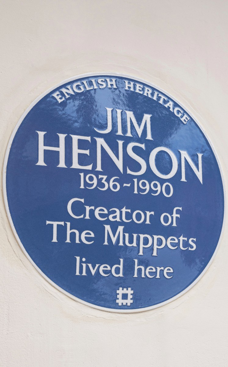 En esta foto proporcionada por English Heritage, la placa azul en honor a Jim Henson, el difunto creador estadounidense de los Muppets, colocada el martes 7 de septiembre de 2021 en la antigua casa en Londres donde vivió. (English Heritage vía AP)