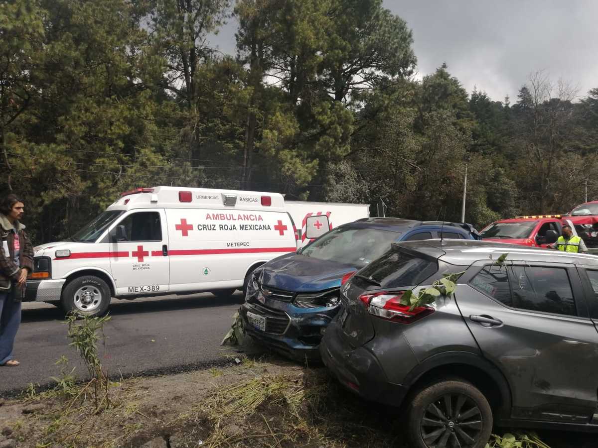 Camión a excesiva velocidad choca contra seis autos (VIDEO)