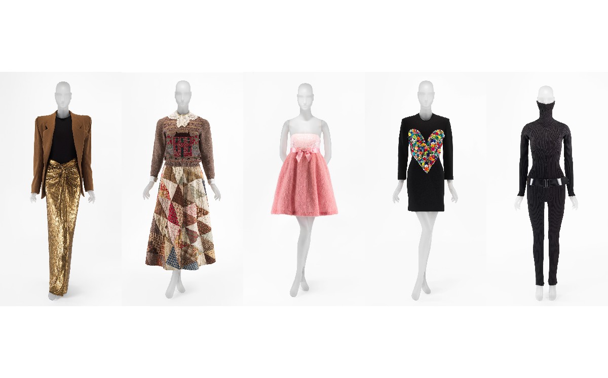 En esta combinación de imágenes proporcionada por el Museo Metropolitano de Arte creaciones de diseñadores estadounidenses, de izquierda a derecha, un conjunto de Donna Karan, un conjunto de Ralph Lauren, un vestido de Isaac Mizrahi, un vestido de Patrick Kelly y un traje de Rudi Gernreich, parte de la exposición “In America: A Lexicon of Fashion" en el Museo Metropolitano de Arte en Nueva York. (The Metropolitan Museum of Art via AP)