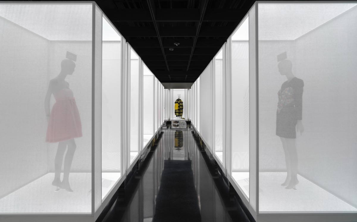 En esta imagen proporcionada por el Museo Metropolitano de Arte modelos bajo el título de Maravilla, Calidez y Alegría, de izquierda a derecha, en la exposición "In America: A Lexicon of Fashion" en el Museo Metropolitano de Arte en Nueva York. (The Metropolitan Museum of Art via AP)