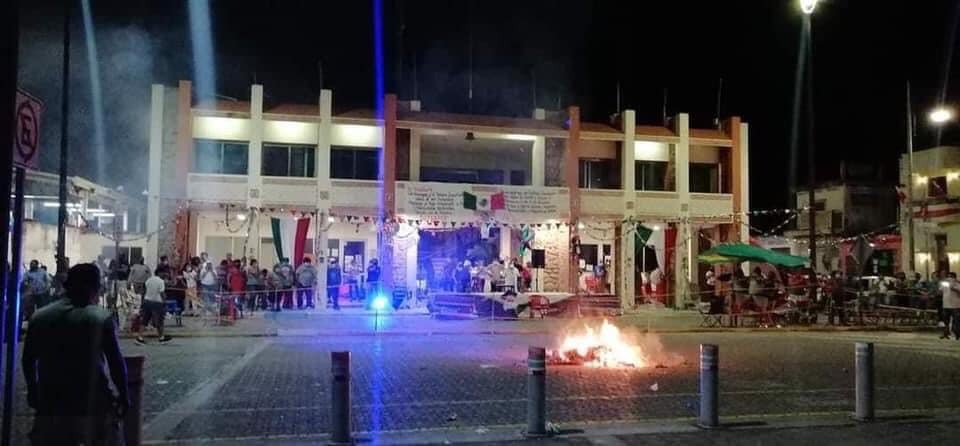 En medio del Grito de Independencia, los trabajadores quemaron la figura del presidente municipal