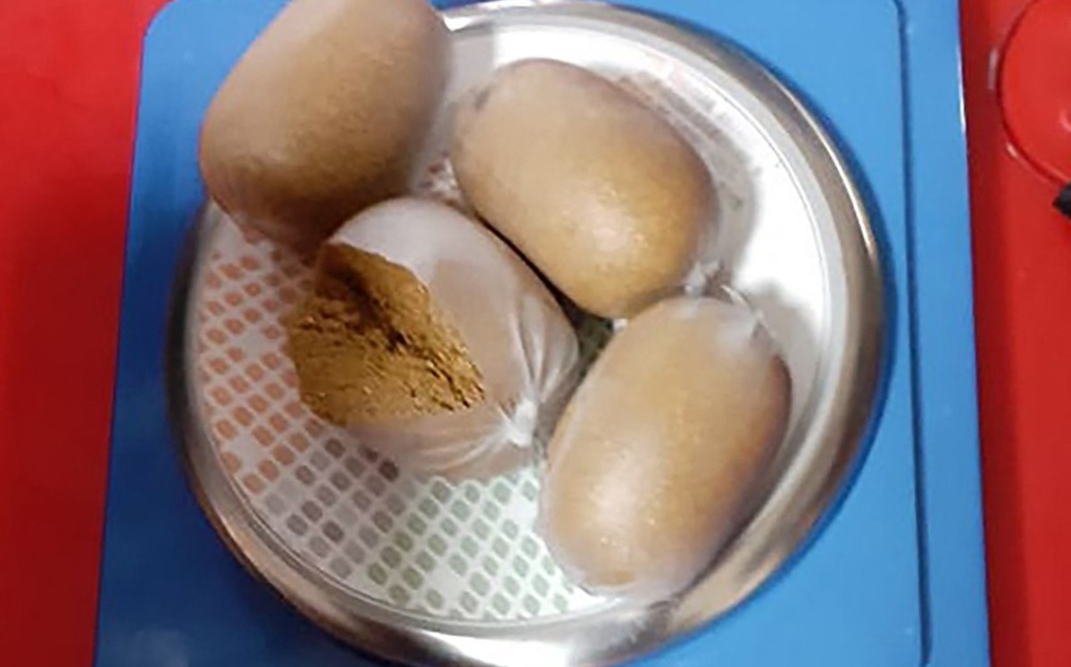 En India, hombre intenta pasar de contrabando un kilo de oro en recto