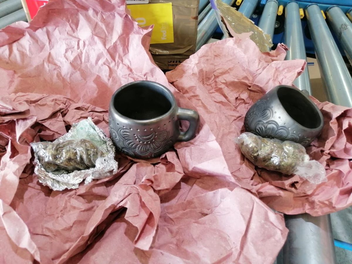 Fueron detectados dos paquetes con cuatro bolsas de mariguana. (Especial)