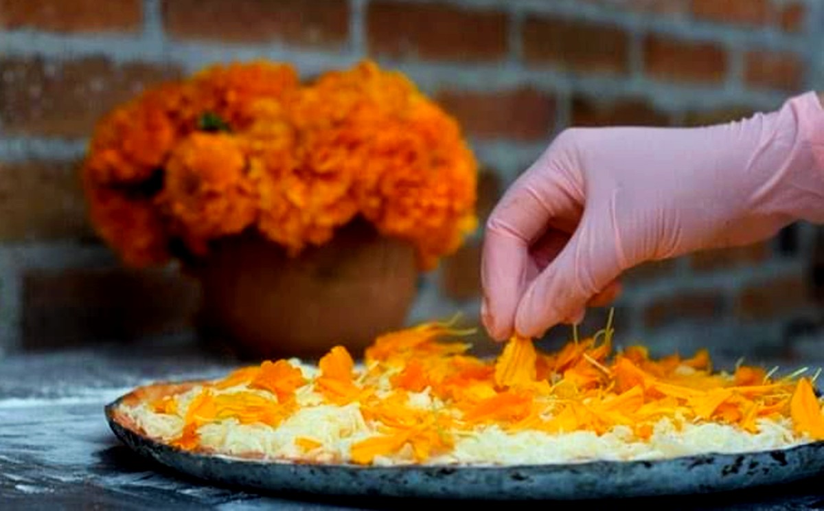 Para Día de Muertos crean pizza de cempasúchil en Toluca