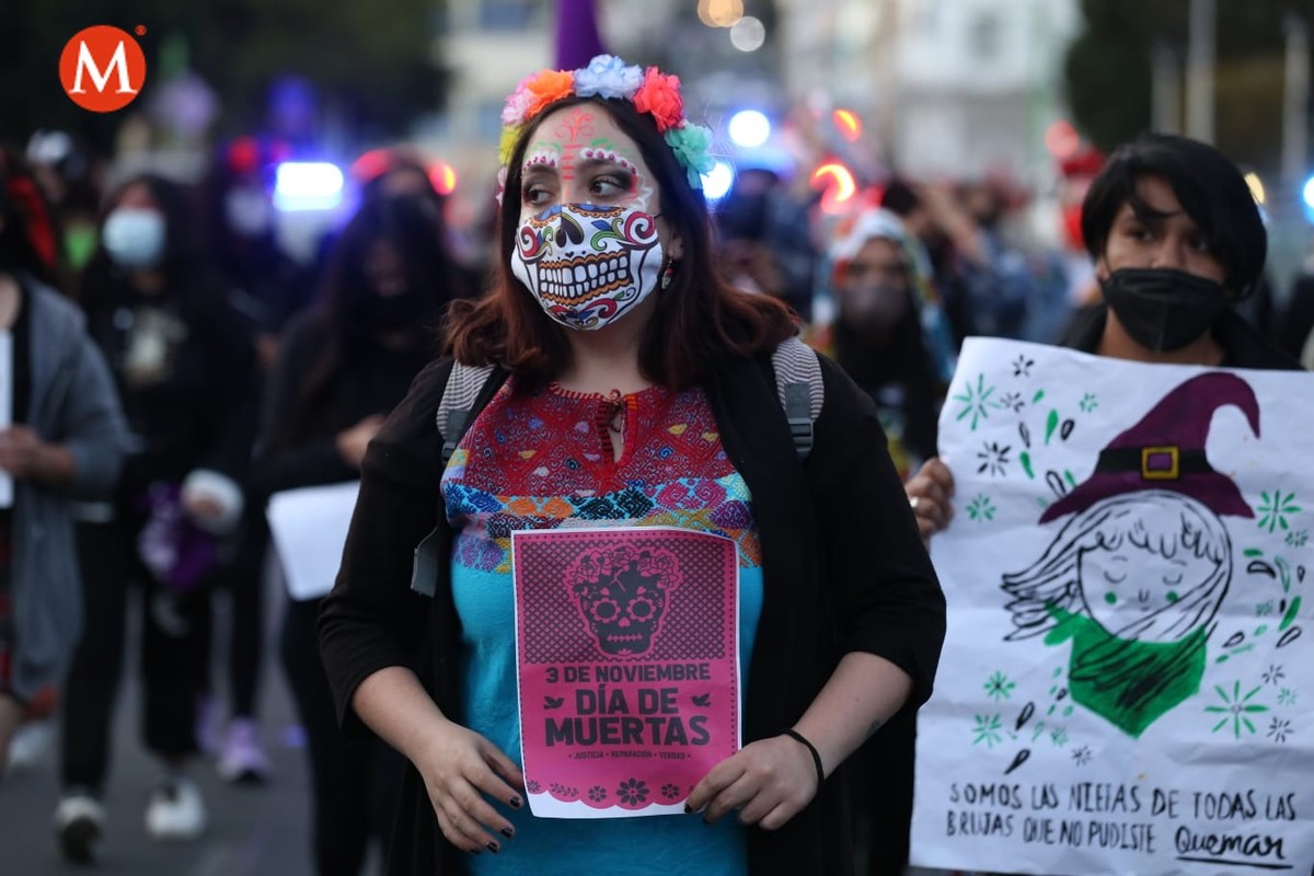 Mujeres marchan en calles de Pachuca