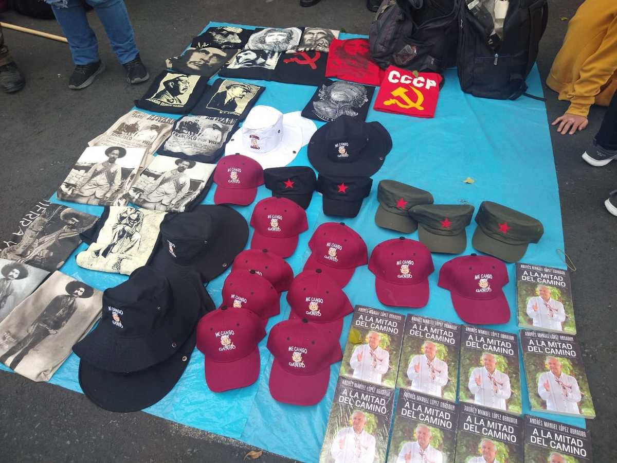 Llaveros, cubrebocas y gorras de AMLO