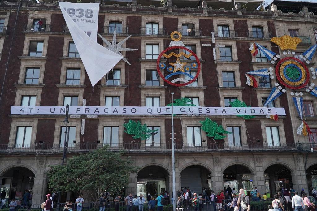 PAN en CdMx coloca manta contra AMLO