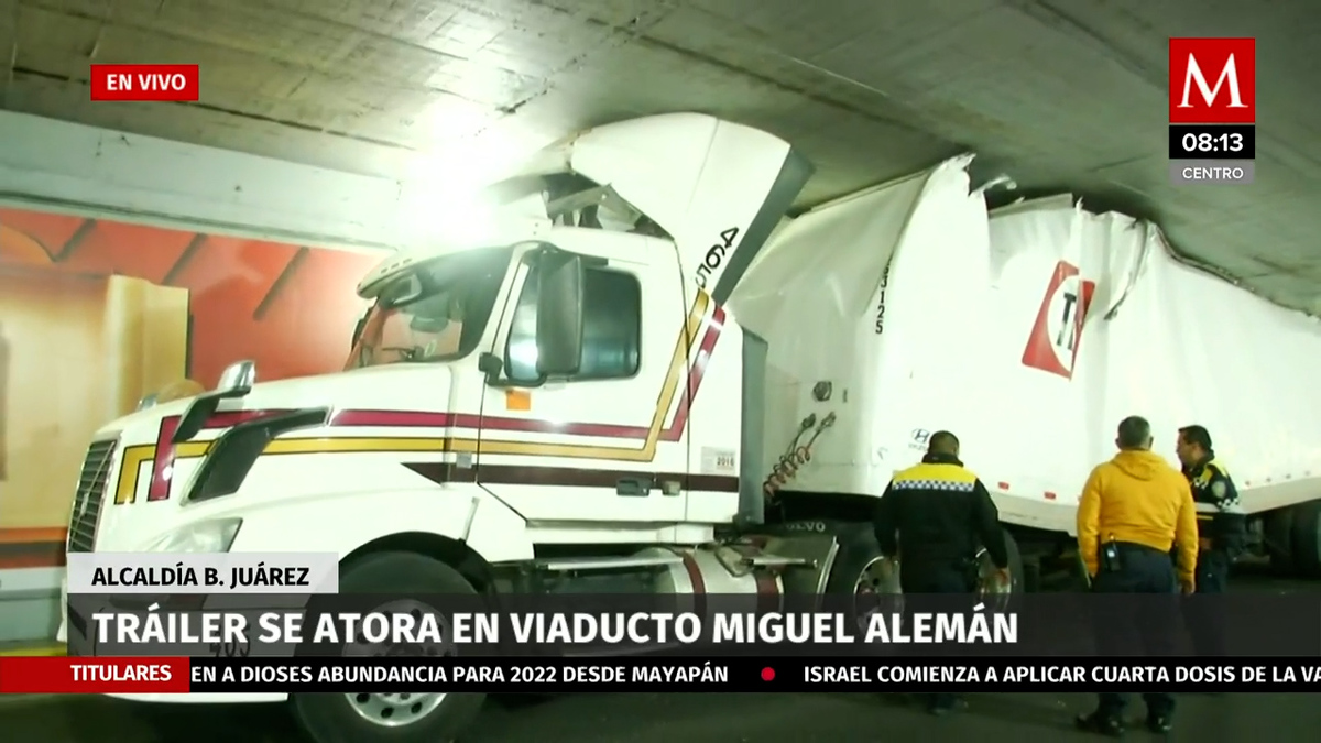 Un tráiler de carga se atoró en viaducto Miguel Alemán, CdMx - Grupo ...