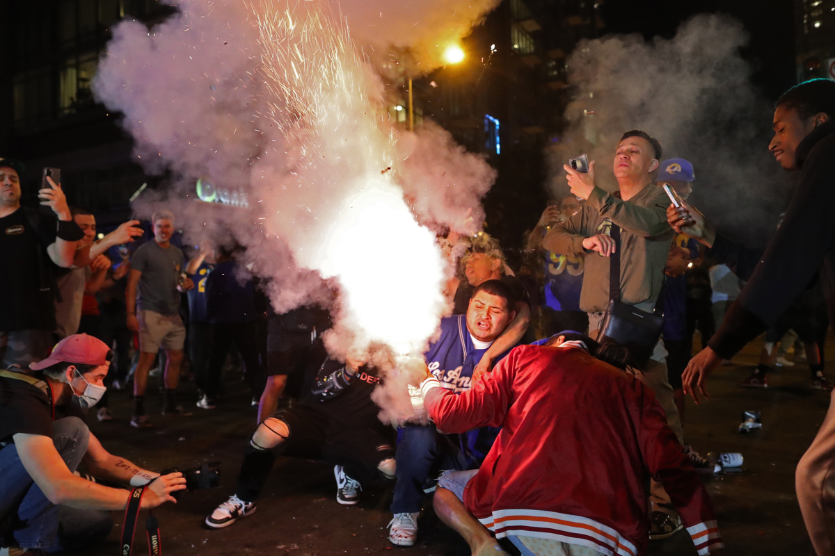 Aficionados encienden una bengala para celebrar la victoria de los Rams de Los Ángeles en el Super Bowl. | EFE